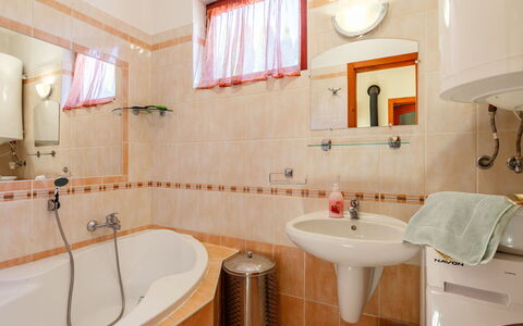 Tamas: Espejo, Arreglo De Tubería, Grifo, Bañera, Lavabo, Ventana, Planta, Baño, Edificio, Lavabo Del Baño