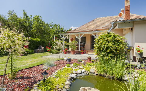 Nádor: Casa, Casa, Barrio Residencial, Jardín, Arbusto, Techo, Cabaña, Paisaje, Casa De Campo