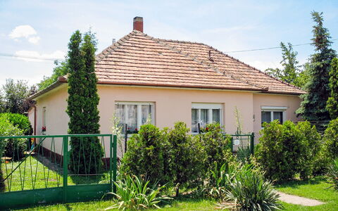 Nádor: Planta, Cielo, Edificio, Ventana, Árbol, Nube, Casa, El Terreno Del Lote, Cabaña, Barrio Residencial