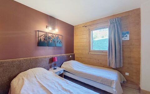 Les Menuires 660: Piso, Suelo, Madera, Techo, Mueble, Diseño De Interiores, Habitación, Cama, Suelos De Madera, Sábana