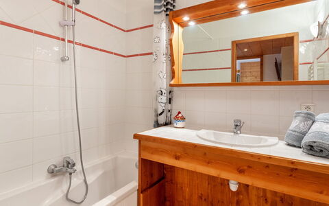 Marmottes A6: Espejo, Mueble De Baño, Grifo, Arreglo De Tubería, Propiedad, Lavabo, Alcachofa De La Ducha, Baño, Gabinetes, Negro