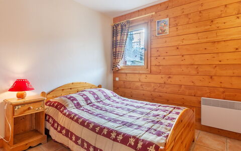 Marmottes A6: Mueble, Propiedad, Comodidad, Madera, Ventana, Diseño De Interiores, Textil, Marco De La Cama, Sombra, Piso