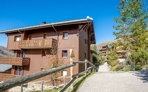 Marmottes A6: Nieve, Cielo, Montaña, Ventana, Nube, Edificio, Casa, Pendiente, Árbol, Cabaña