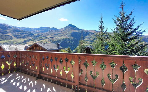 Les Menuires 660: Cordillera, Balcón, Valle, Cresta, Alpes, Hill Station, Manchas De Madera, Balaustre, Macizo, Madera Dura