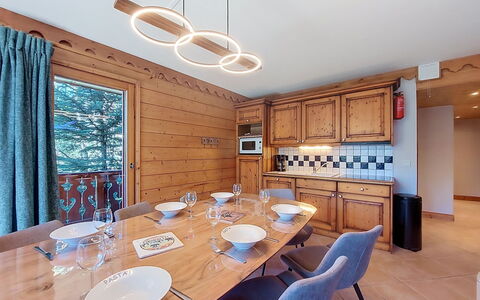 Les Menuires 660: Techo, Diseño De Interiores, Lámpara, Candelabro, Cocina, Manchas De Madera, Material Natural, Madera Dura, Mostrador, Diseño