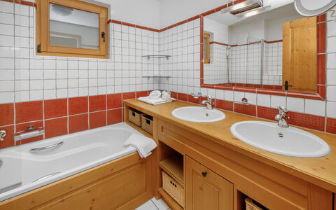 Villars 171: Lavabo Del Baño, Arreglo De Tubería, Lavabo, Piso, Diseño De Interiores, Baño, Mostrador, Madera, Grifo, Suelo
