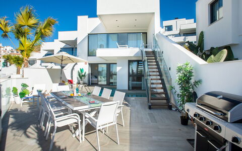 Royal Palm: Cielo, Tiempo De Día, Propiedad, Edificio, Mesa, Diseño Urbano, Diseño De Interiores, Sombra, Condominio, Silla