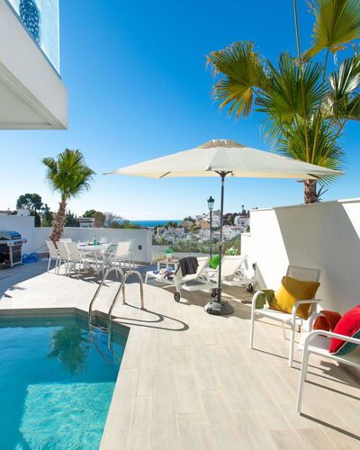 Royal Palm: Cielo, Agua, Propiedad, Planta, Balneario, Piscina, Azur, Sombra, Edificio, Mueble Para Exteriores
