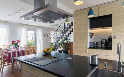 La Grève Bleue: Mueble, Gabinetes, Propiedad, Mostrador, Mesa, Cocina, Diseño De Interiores, Encendiendo, Fregadero, Arquitectura
