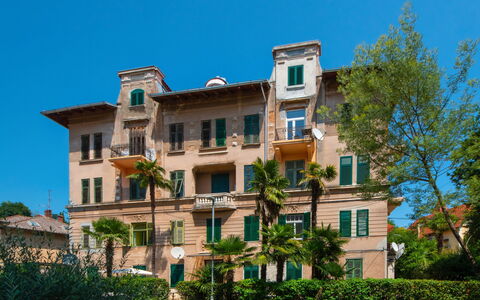 Emillia: Cielo, Edificio, Planta, Propiedad, Ventana, Vehículo, Árbol, Diseño Urbano, Coche, Condominio