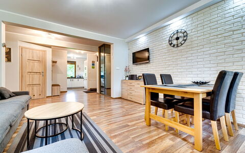 Karpacz 500: Mesa, Mueble, Propiedad, Edificio, Madera, Diseño De Interiores, Encendiendo, Sofá, Marco, Silla