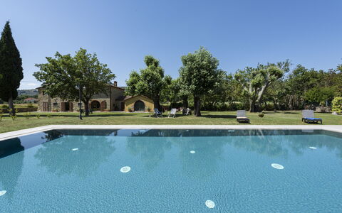 Villa Chio: Agua, Cielo, Planta, Los Recursos Hídricos, Tiempo De Día, Propiedad, Árbol, Piscina, Azur, Paisaje Natural
