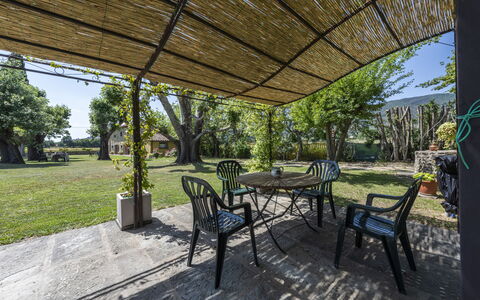 Villa Chio: Planta, Propiedad, Mesa, Sombra, Botánica, Árbol, Edificio, Silla, Mueble Para Exteriores, Arquitectura