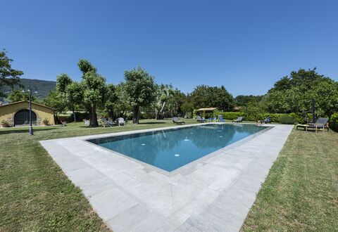 Villa Chio: Agua, Cielo, Piscina, Planta, Árbol, Sombra, Cuerpo De Agua, Rectángulo, Edificio, Barrio Residencial