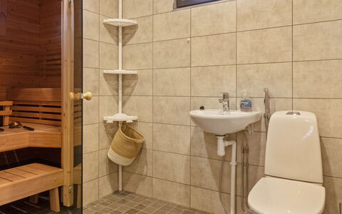Villa Viima: Baño, Piso, Arreglo De Tubería, Suelo, Lavabo Del Baño, Madera, Baño, Diseño De Interiores, Lavabo, Asiento Del Baño