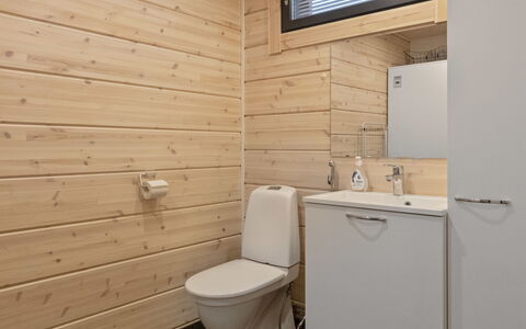 Villa Viima: Piso, Suelo, Madera, Arreglo De Tubería, Baño, Diseño De Interiores, Lavabo, Asiento Del Baño, Baño, Plomería