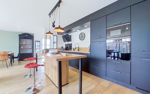 Les Lagons du Lividic: Mueble, Diseño De Interiores, Cocina, Gabinetes, Piso, Mostrador, Suelo, Lámpara, Madera, Silla