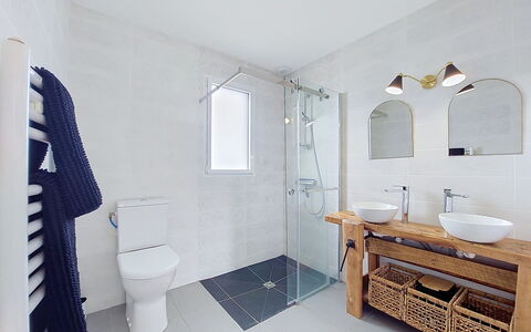 Les Lagons du Lividic: Arreglo De Tubería, Baño, Piso, Suelo, Diseño De Interiores, Lavabo, Baño, Mueble De Baño, Lavabo Del Baño, Grifo