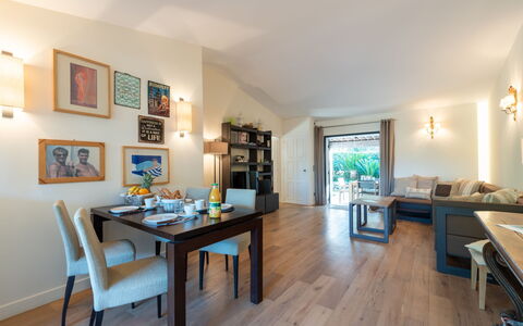 Les Cottages des Mûriers: Mesa, Marco, Mueble, Edificio, Azur, Madera, Sala, Silla, Piso, Escritorio