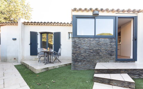 Les Cottages des Mûriers: Planta, Edificio, El Terreno Del Lote, Ventana, Hierba, Diseño De Interiores, Sombra, Cabaña, Suelo, Barrio Residencial