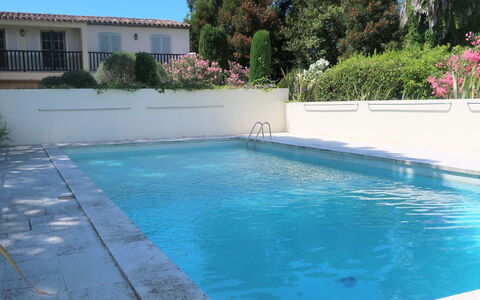 Les Cottages des Mûriers: Agua, Planta, Propiedad, Piscina, Azur, Rectángulo, Sombra, Hierba, Cuerpo De Agua, Árbol