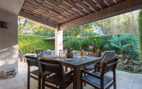 Les Cottages des Mûriers: Mesa, Planta, Propiedad, Mueble, Silla, Madera, Diseño De Interiores, Sombra, Mesa Al Aire Libre, Mueble Para Exteriores