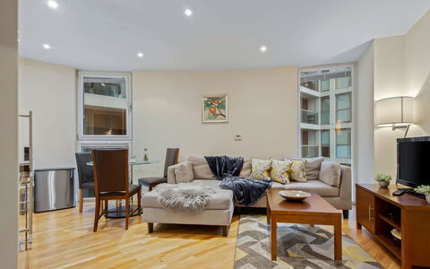 Canary Wharf 302: Mueble, Diseño De Interiores, Piso, Suelo, Sofá, Pared, Madera, Techo, Sala, Habitación