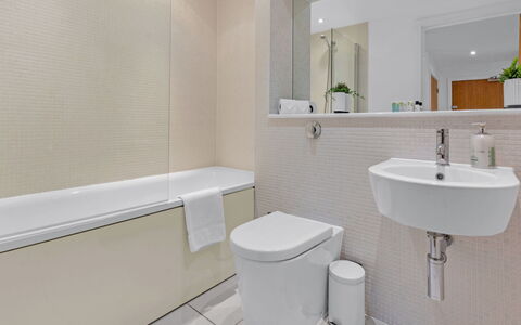Canary Wharf 302: Baño, Diseño De Interiores, Piso, Arreglo De Tubería, Suelo, Baño, Plomería, Bañera, Grifo, Lavabo