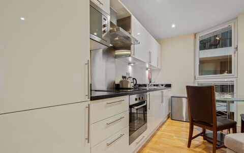 Canary Wharf 302: Piso, Diseño De Interiores, Mostrador, Madera, Suelo, Cocina, Aparato De Cocina, Mueble, Gabinetes, Techo