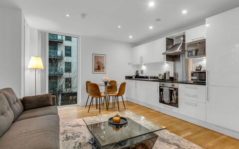 Canary Wharf 302: Arbusto, Jardín, Barrio Residencial, Planta De La Comunidad, El Terreno Del Lote, Cobertura Del Suelo, Paisajismo, Patio Interior, Yarda
