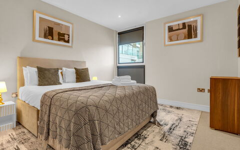 Canary Wharf 302: Diseño De Interiores, Suelo, Piso, Cama, Mueble, Habitación, Madera, Sábana, Habitación, Techo