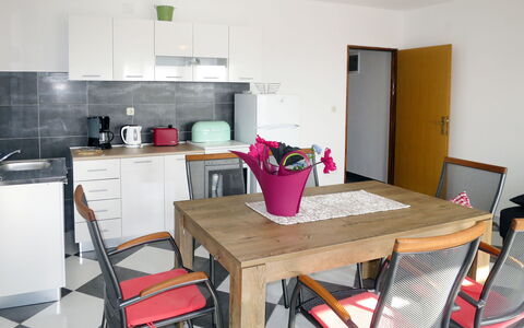 Tomislav: Mesa, Mueble, Propiedad, Silla, Gabinetes, Mostrador, Diseño De Interiores, Encendiendo, Madera, Piso
