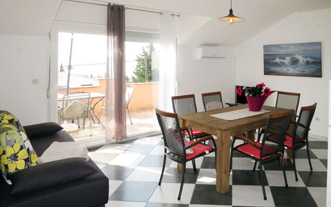 Tomislav: Mesa, Mueble, Propiedad, Silla, Edificio, Madera, Diseño De Interiores, Rectángulo, Piso, Sala