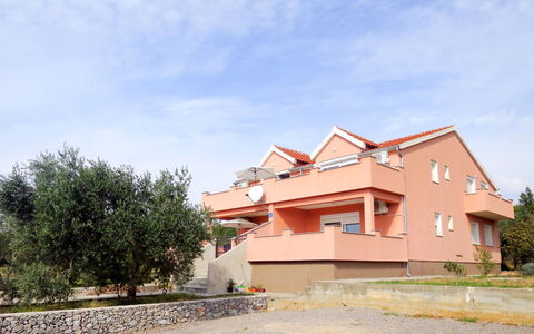 Tomislav: Techo, Casa, Inmuebles, Villa, Balcón