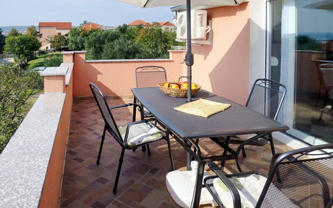 Tomislav: Mesa, Mueble, Propiedad, Planta, Edificio, Silla, Mesa Al Aire Libre, Sombra, Madera, Mueble Para Exteriores