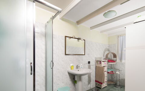 Villa Isola: Espejo, Grifo, Lavabo, Arreglo De Tubería, Propiedad, Lavabo Del Baño, Edificio, Baño, Encendiendo, Diseño De Interiores