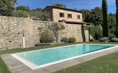 Villa Adelfa: Agua, Cielo, Edificio, Planta, Azur, Piscina, Ventana, Rectángulo, Árbol, El Terreno Del Lote