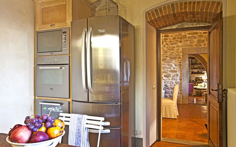 Villa Adelfa: Mueble, Comida, Vajilla, Edificio, Gabinetes, Mesa, Puerta, Madera, Encendiendo, Diseño De Interiores