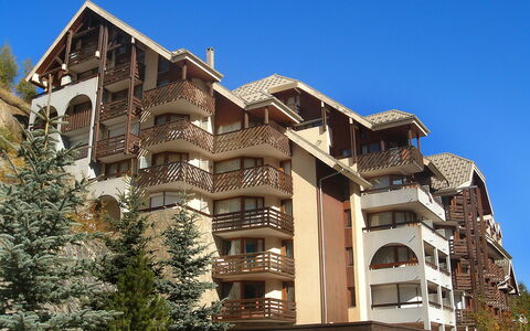La Grande Chaume: Cielo, Edificio, Árbol, Diseño Urbano, Condominio, Barrio Residencial, Bloque De Pisos, Bienes Raíces, Fachada, Alerce