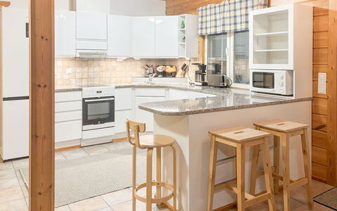 Tahkontupa: Cocina, Mueble, Diseño De Interiores, Piso, Mostrador, Madera, Aparato De Cocina, Techo, Gabinetes, Suelo