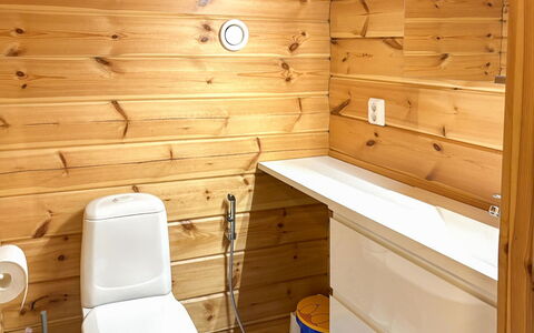 Tahkontupa: Asiento Del Baño, Piso, Madera, Baño, Suelo, Arreglo De Tubería, Diseño De Interiores, Baño, Plomería, Habitación