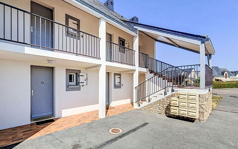 Belle Vue Mer et Piscine: Fachada, Barrio Residencial, Casa, Puerta, Material Compuesto, Balcón, Hormigón, Pendiente, Sombra, Pretil