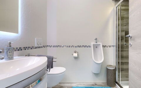 Villa Amaii: Propiedad, Arreglo De Tubería, Grifo, Baño, Púrpura, Azul, Lavabo Del Baño, Edificio, Diseño De Interiores, Piso