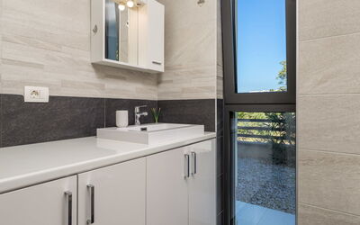 Albi 316.1: Grifo, Espejo, Lavabo, Edificio, Arreglo De Tubería, Arquitectura, Baño, Diseño De Interiores, Mostrador