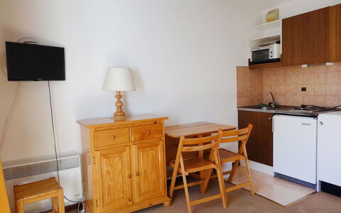 Chalets du Soleil: Habitación, Mueble, Propiedad, Suelo, Edificio, Casa, Diseño De Interiores, Gabinetes, Madera Dura, Cocina