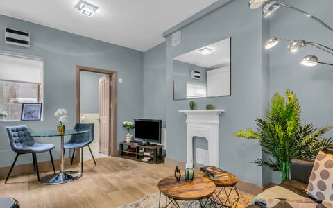Cleveland Apartments: Mueble, Diseño De Interiores, Piso, Suelo, Pared, Madera, Techo, Casa, Habitación, Sala