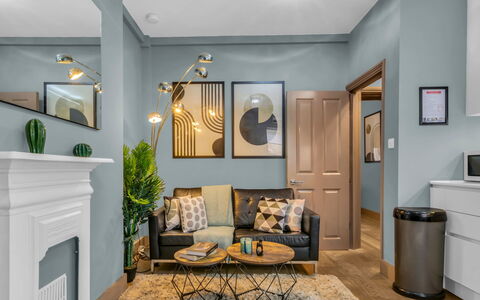 Cleveland Apartments: Mueble, Diseño De Interiores, Piso, Suelo, Pared, Habitación, Madera, Techo, Lámpara, Sala