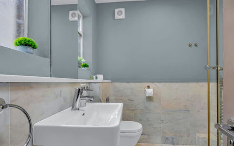 Cleveland Apartments: Baño, Arreglo De Tubería, Pared, Piso, Diseño De Interiores, Lavabo, Suelo, Grifo, Baño, Plomería
