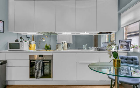 Cleveland Apartments: Aparato De Cocina, Cocina, Mostrador, Mueble, Gabinetes, Diseño De Interiores, Electrodoméstico, Piso, Lámpara, Madera