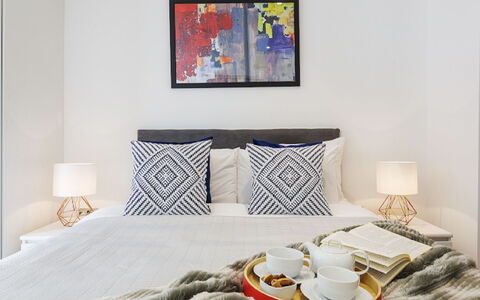 Shoreditch Square, Hoxton: Mueble, Propiedad, Comodidad, Almohada, Madera, Textil, Lámpara, Diseño De Interiores, Naranja, Rectángulo